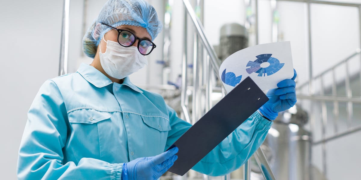 Technicienne de laboratoire qui vérifie les BPL