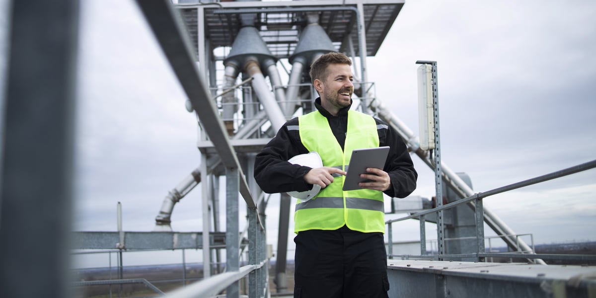 Responsable qui réalise une maintenance préventive