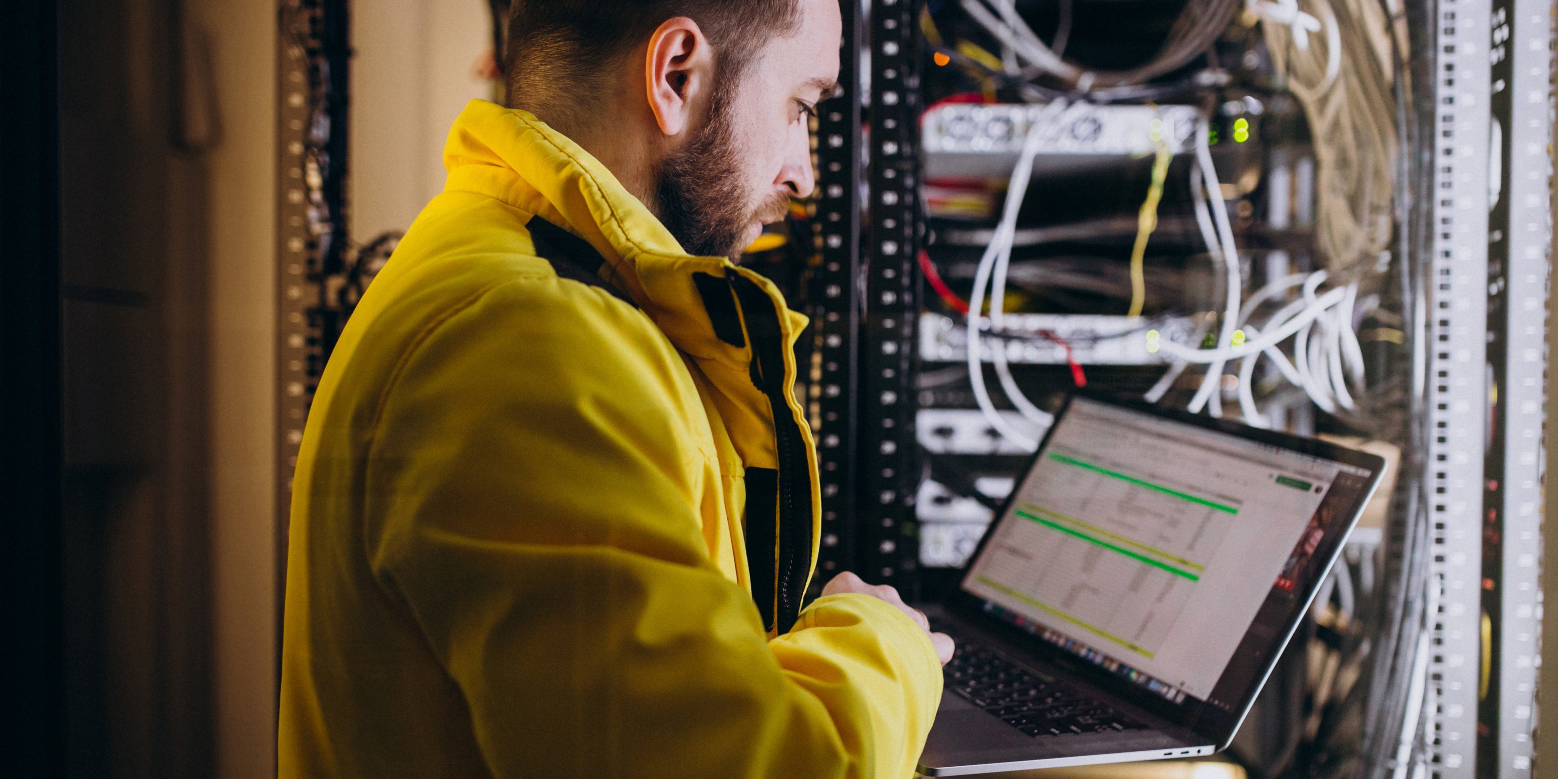 Technicien qui utilise les indicateurs de maintenance via la GMAO