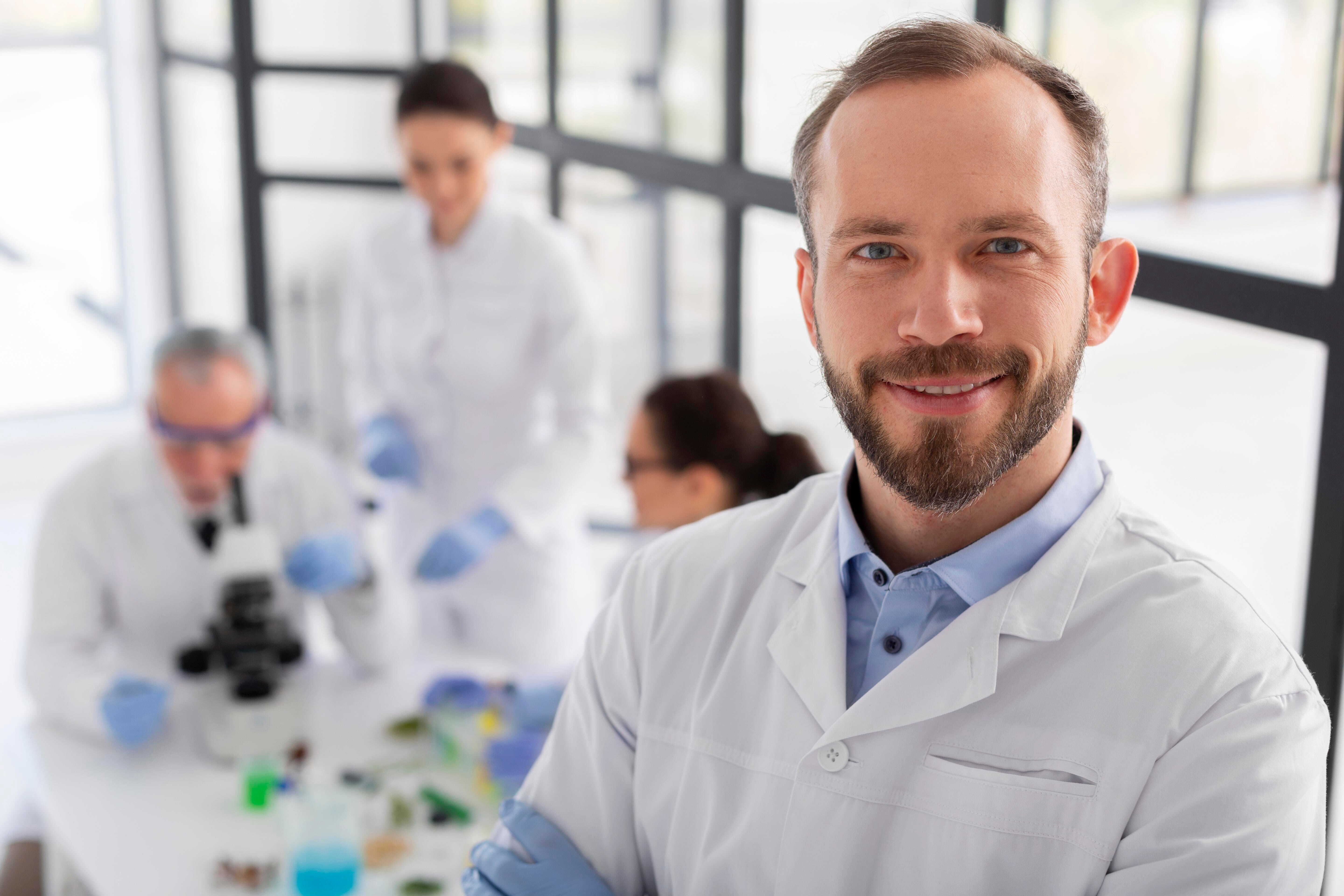 medium-shot-smiley-scientist (1)