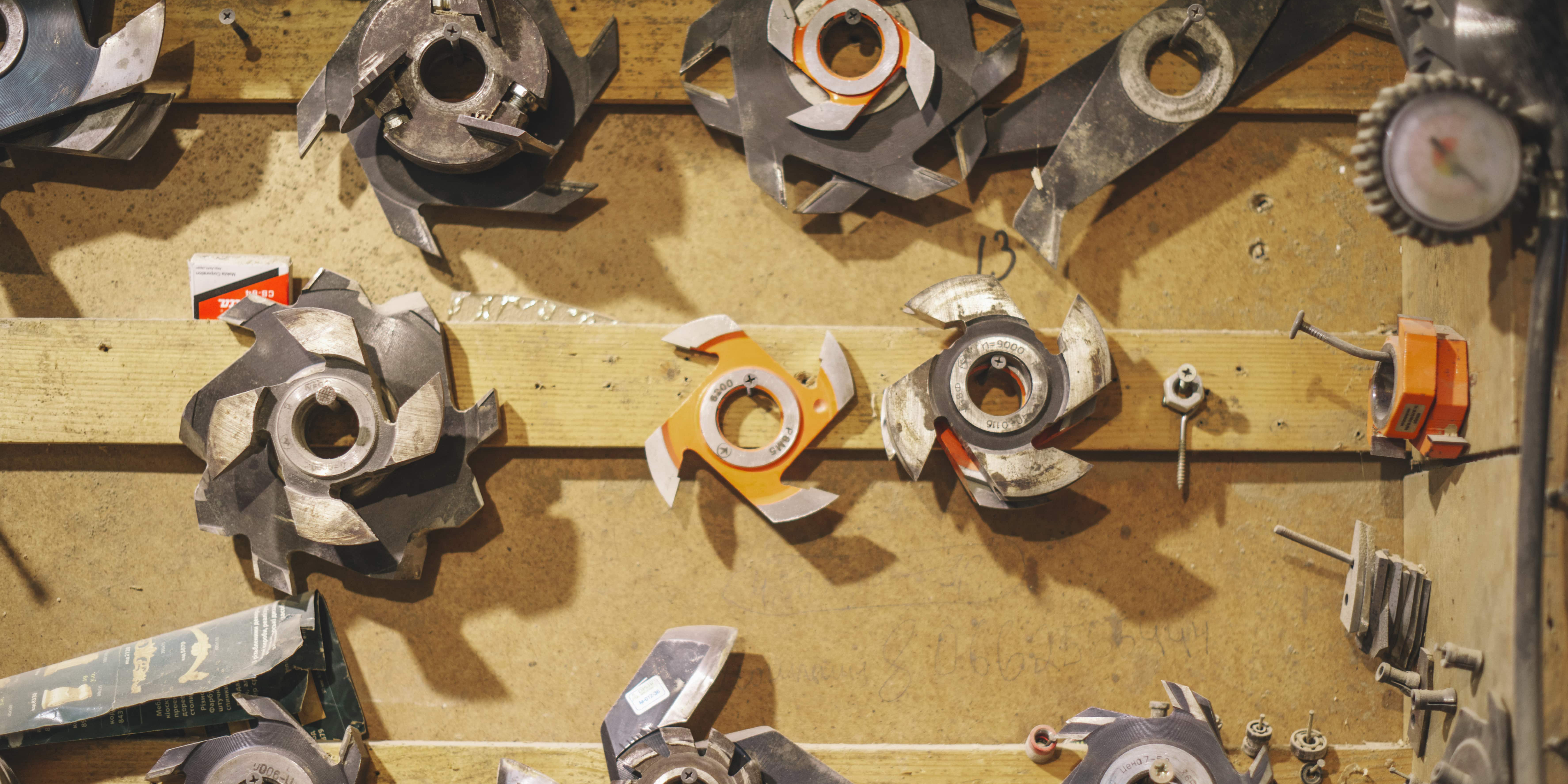 Pièces détachées dans un atelier de maintenance