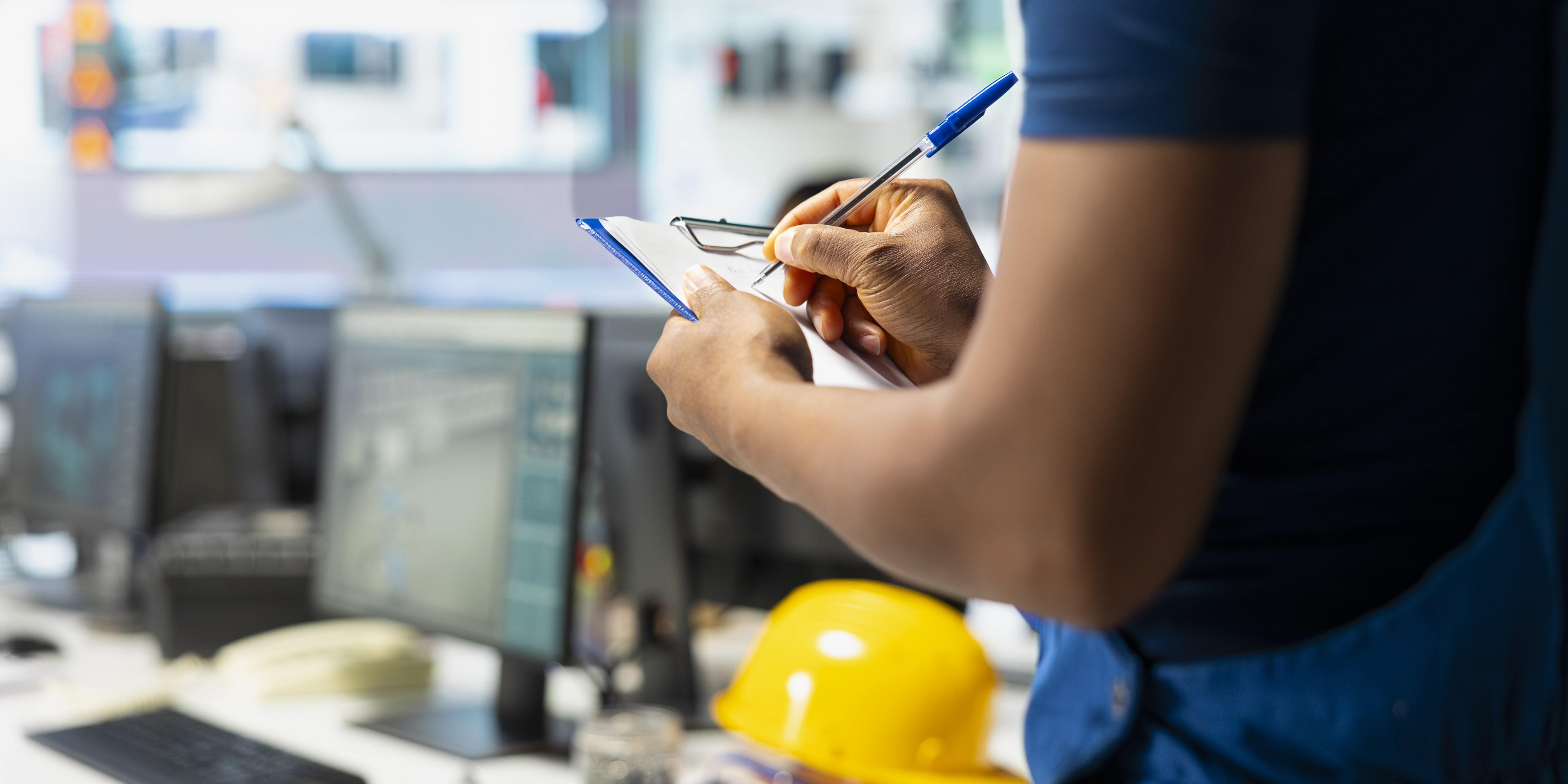Technicien qui note le planning de maintenance