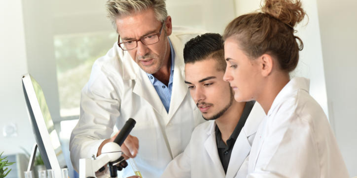 Comment gérer la charge de travail dans un laboratoire?