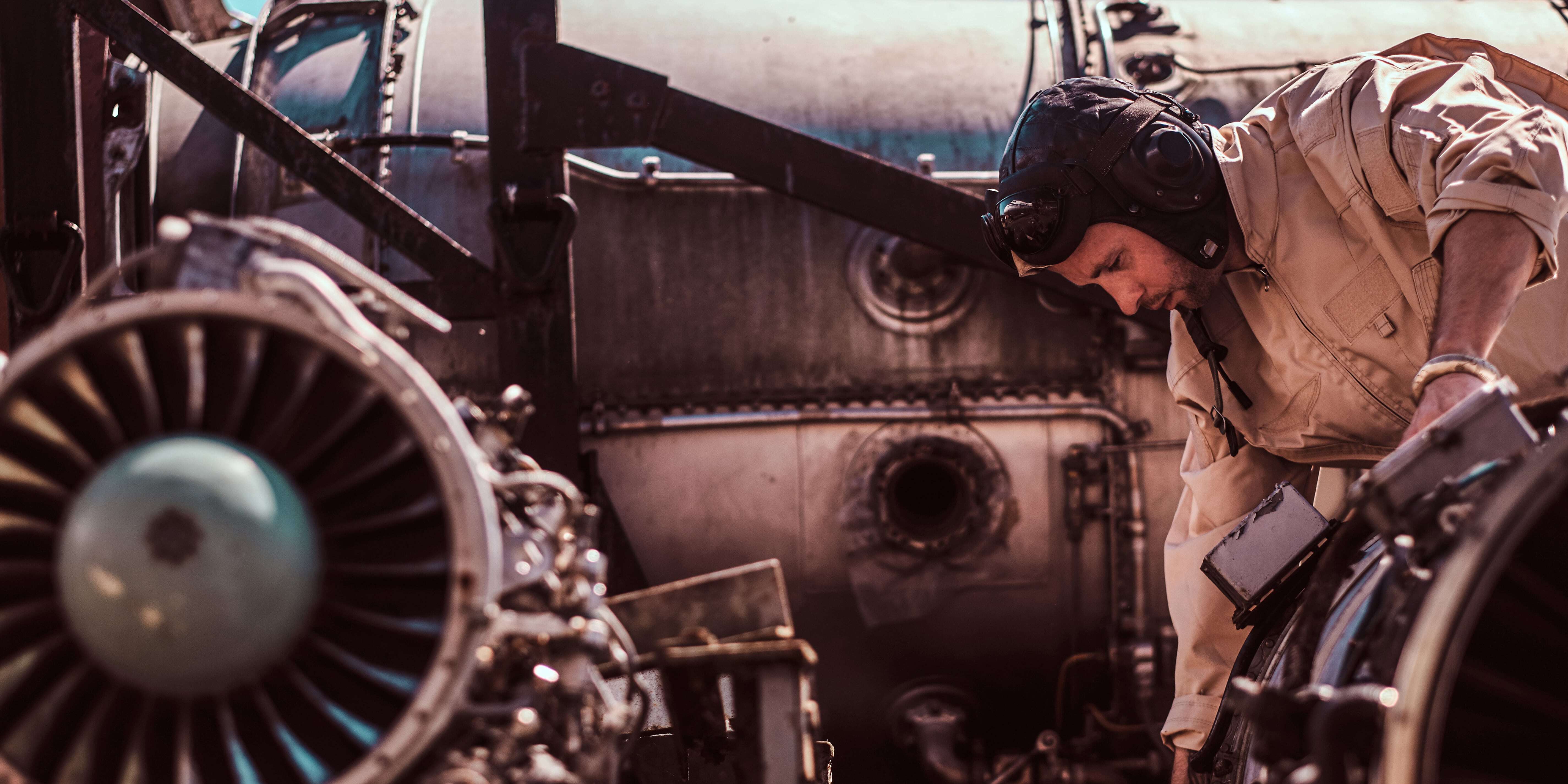 Aviateur effectuant une maintenance centrée sur la fiabilité