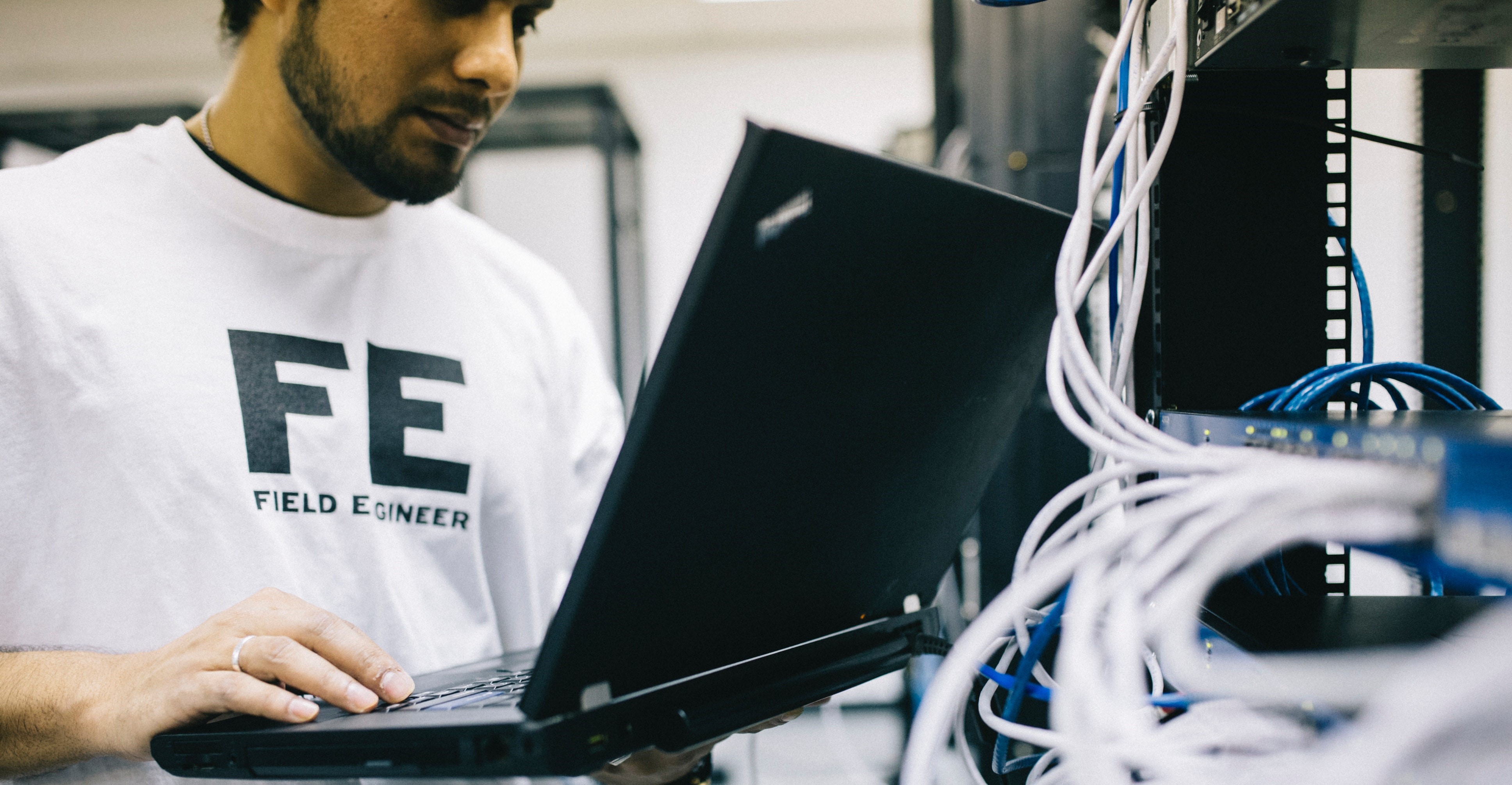 Technicien qui vérifie son historique de maintenance