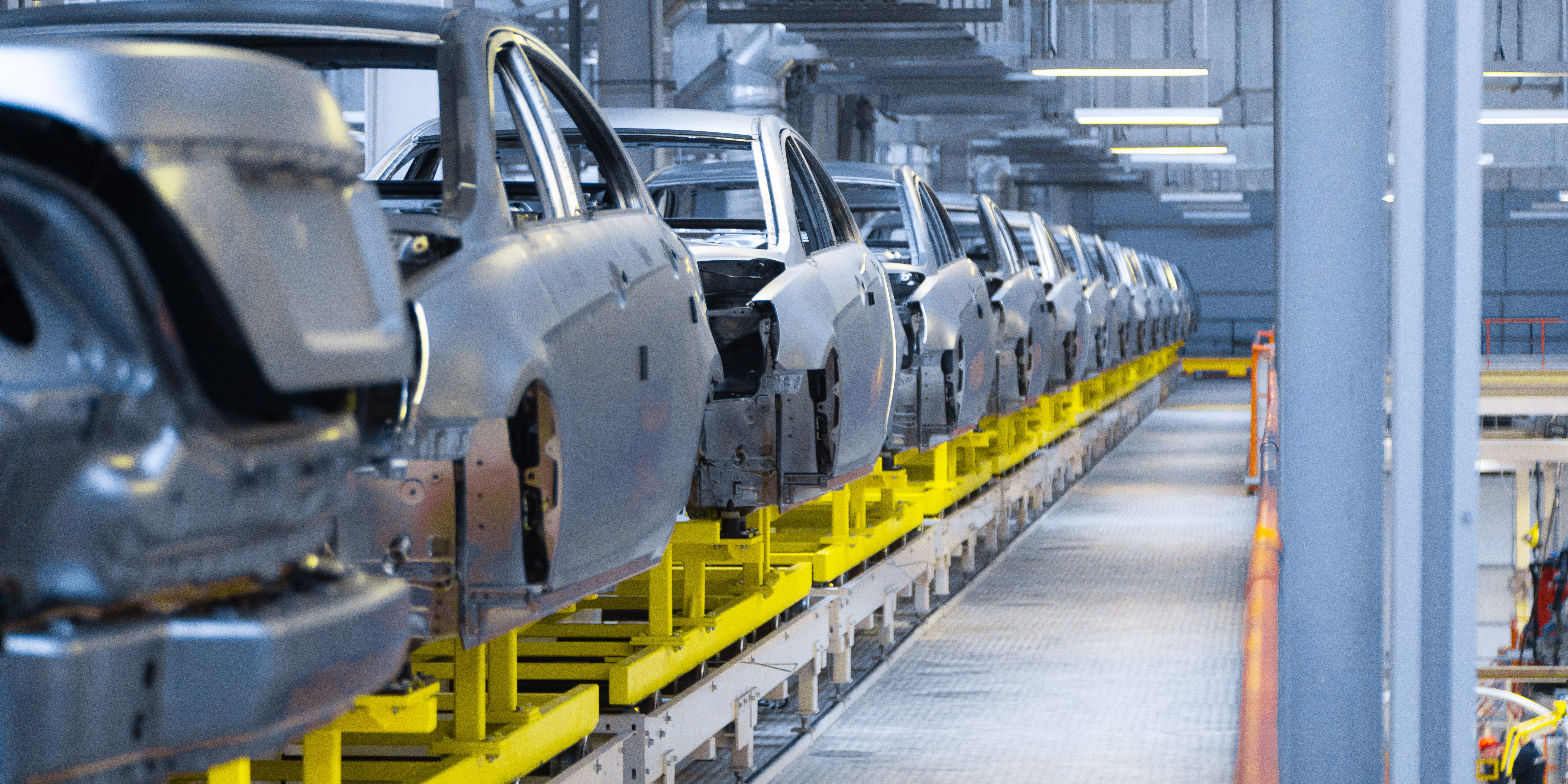 assemblage voiture dans usine automobile