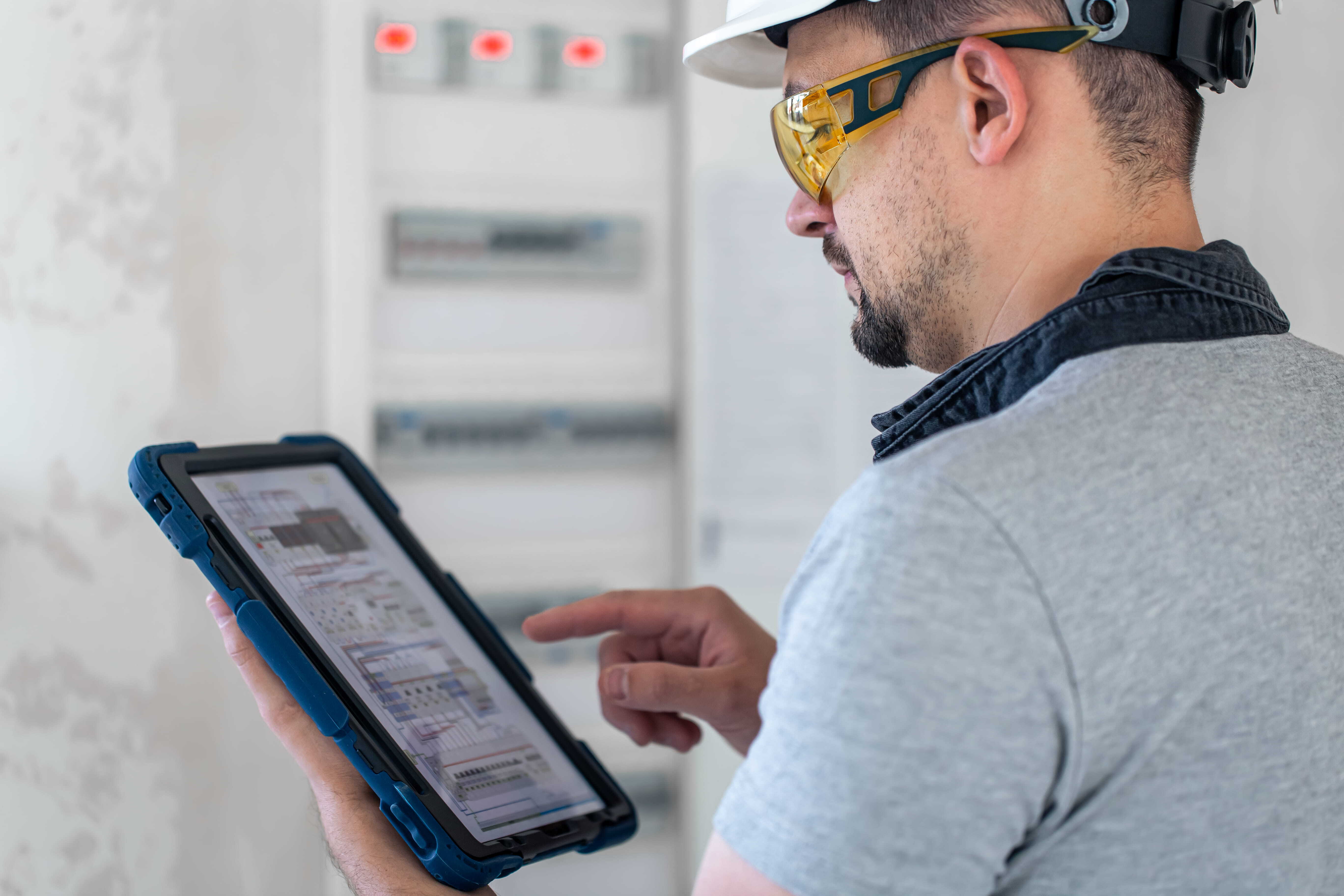 Technicien de maintenance qui consulte sa checklist sur ipad