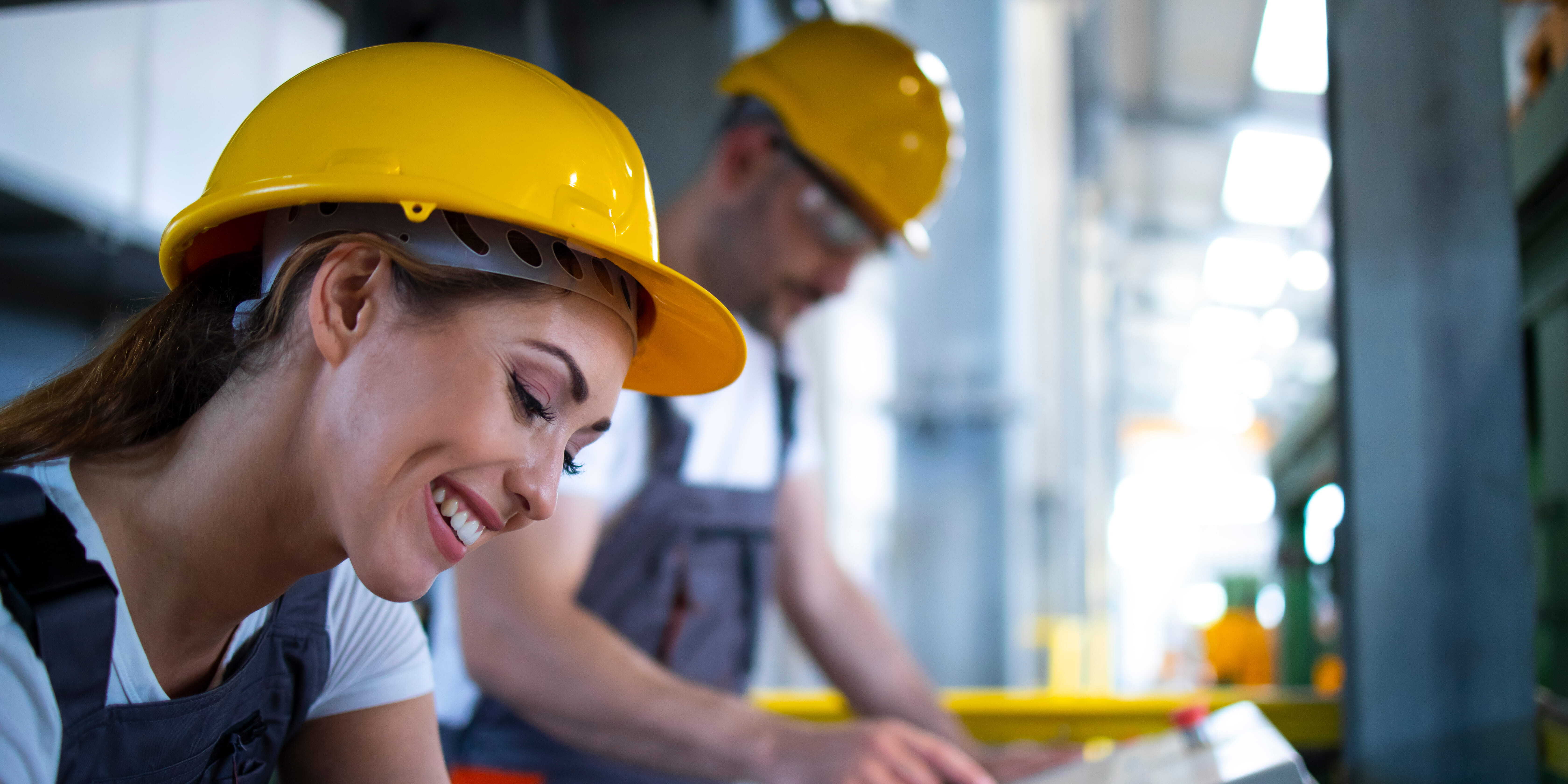 technicienne maintenance et son collègue