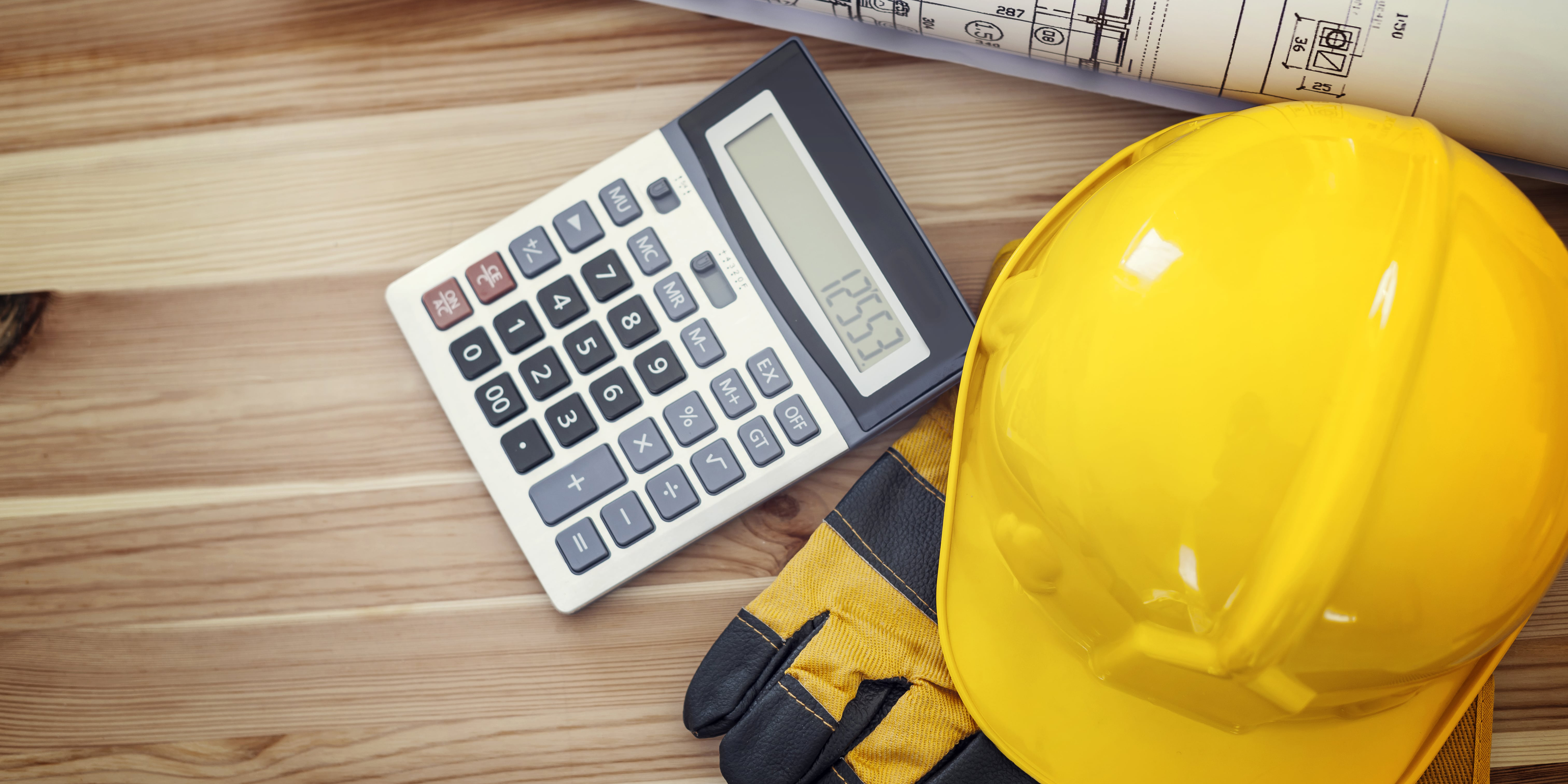 casque et calculette pour budget maintenance industrielle
