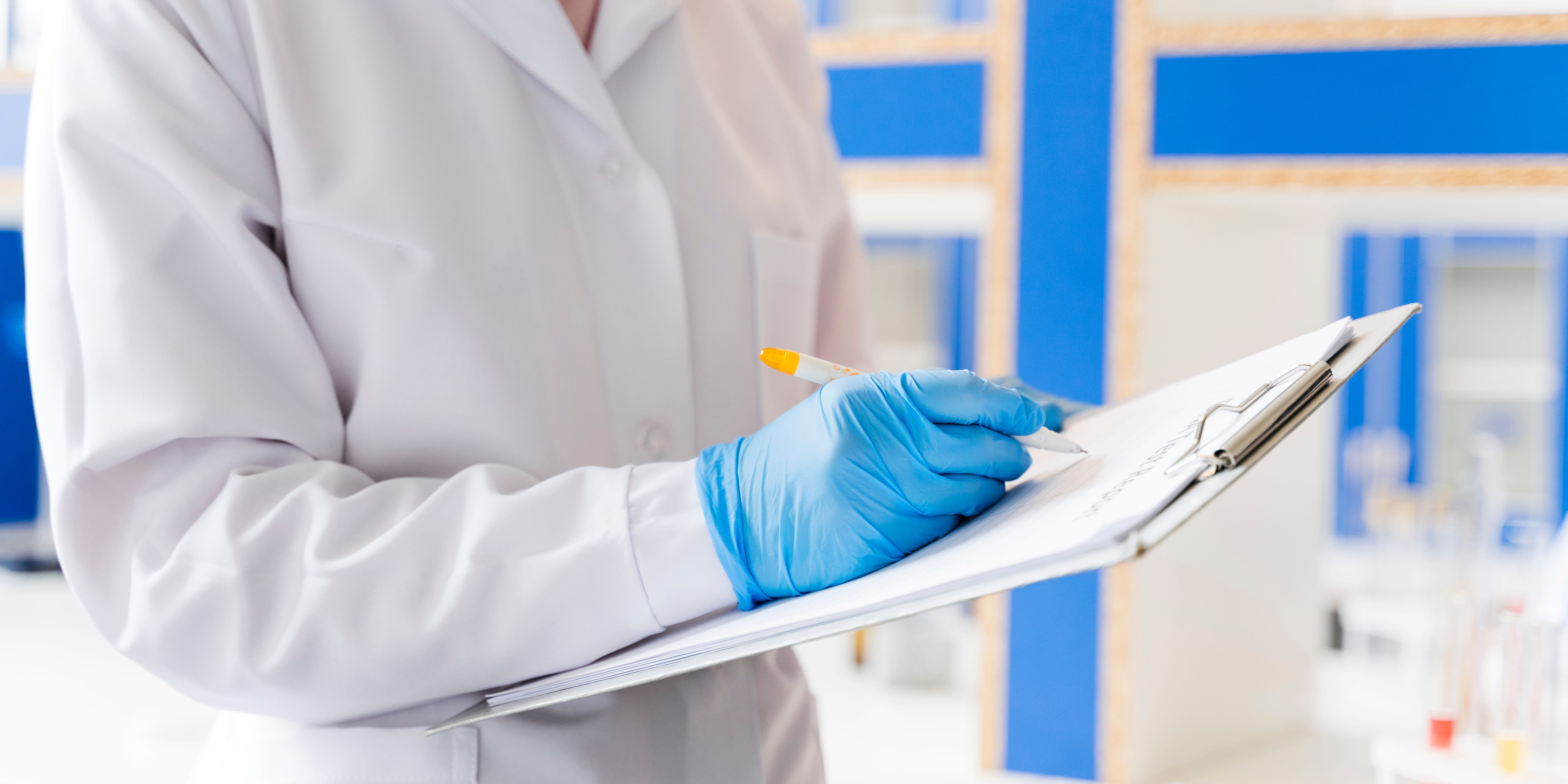 technologue de laboratoire prend des notes manuscrites